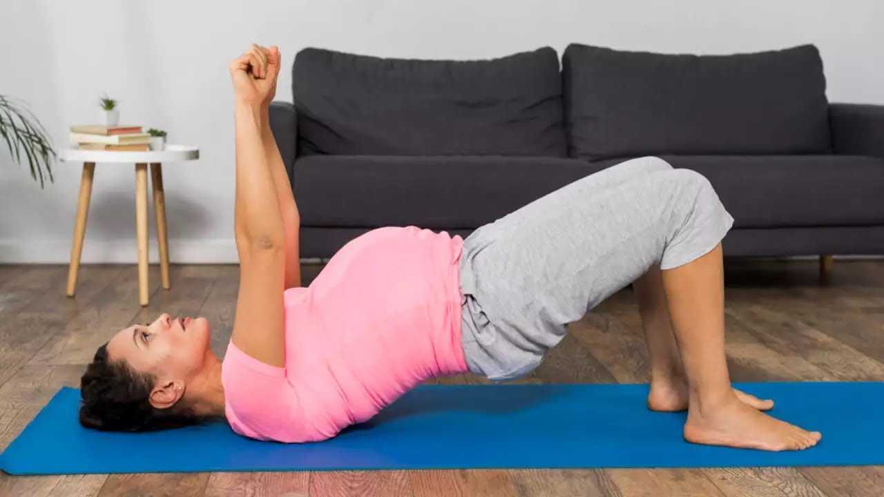 Mujer practicando yoga: activa y segura en su día a día
